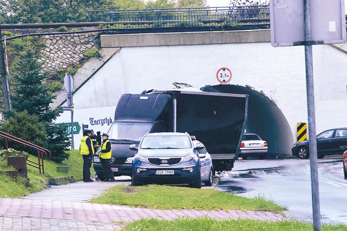 Wiadukt upolował dostawczaka