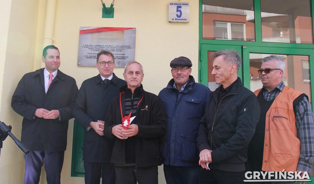 Fotorelacja z odsłonięcia pamiątkowej tablicy w Gryfinie [GALERIA]
