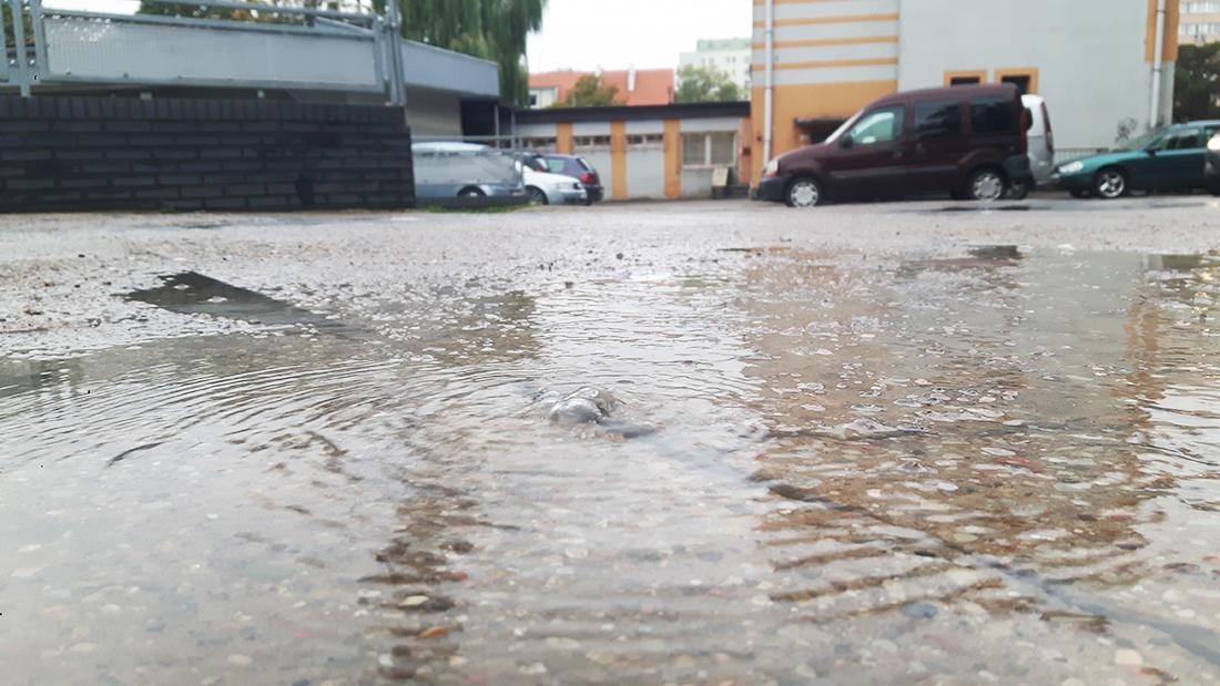 Awaria ciepłociągu za Biedronką.