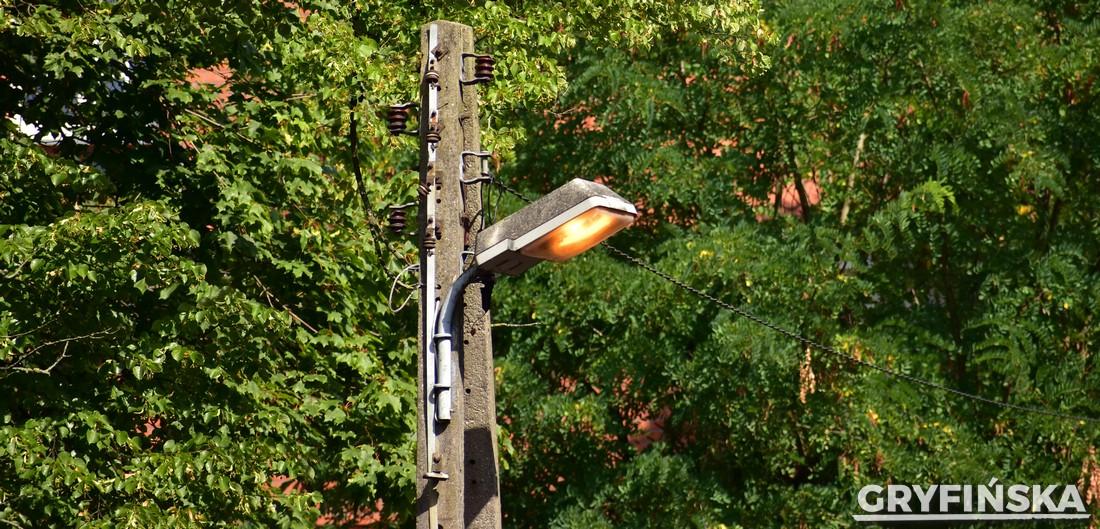 Lampy za dnia. Dlaczego marnują pieniądze?