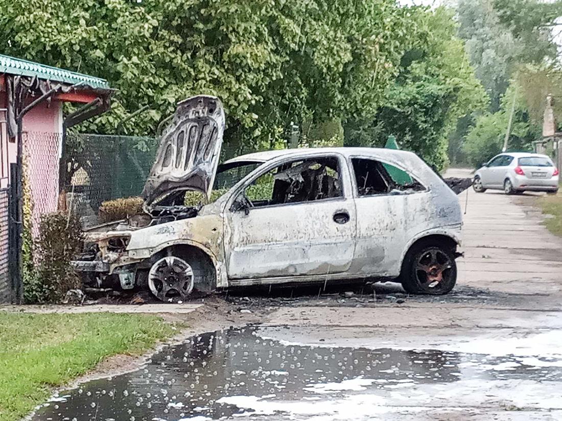 Spłonęło auto na ul. Czechosłowackiej. Niewykluczone podpalenie