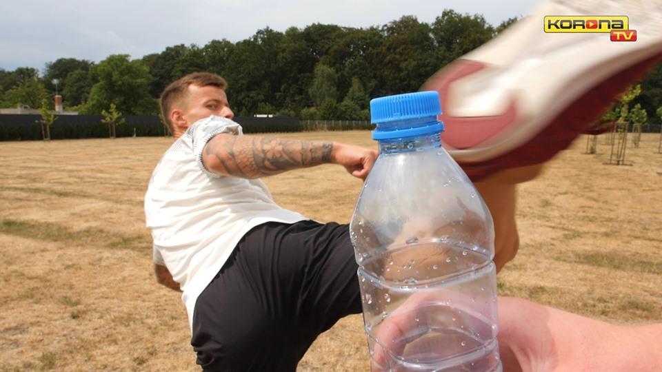 Łukasz Kosakiewicz w Bottle Cap Challenge. Zobacz wideo