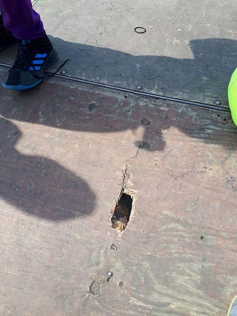 Dziurawy skatepark. Odpowie za to burmistrz czy dyrektor?