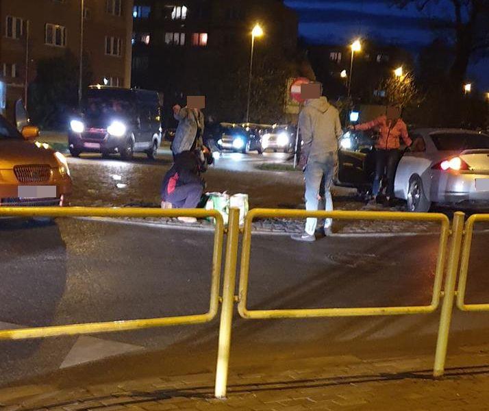 Kolizja na rondzie przy ul. B. Chrobrego z udziałem motocyklisty