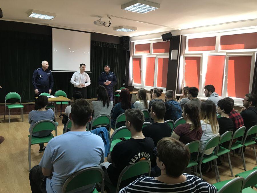 Zachęcali uczniów ZSP2 by wstąpili do policji