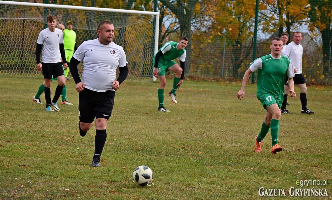Odrzanka bije lidera! Czarni wygrali derby gminy! [WYNIKI]