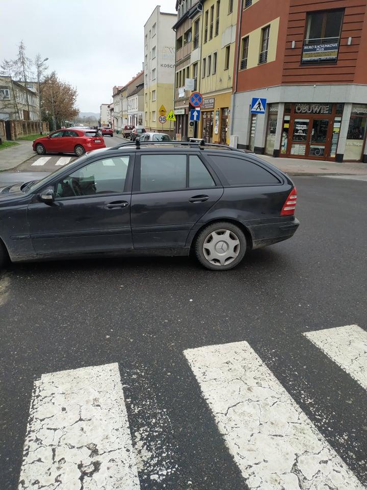 Zaparkował na skrzyżowaniu i chodniku