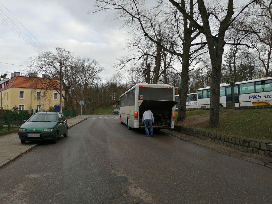 Uwaga kierowcy! Autobus stoi na drodze