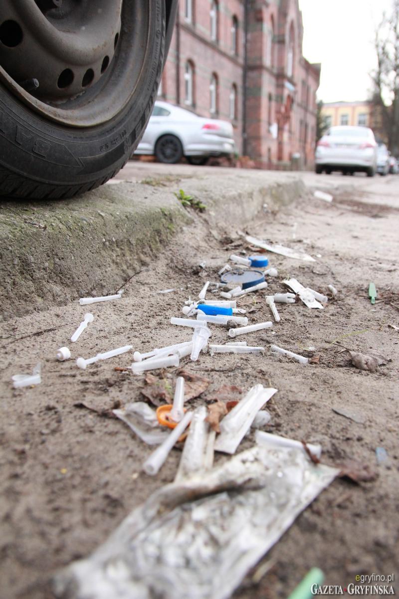 SKANDAL! Szpitalne odpadki leżą na parkingu! [aktualizacja]