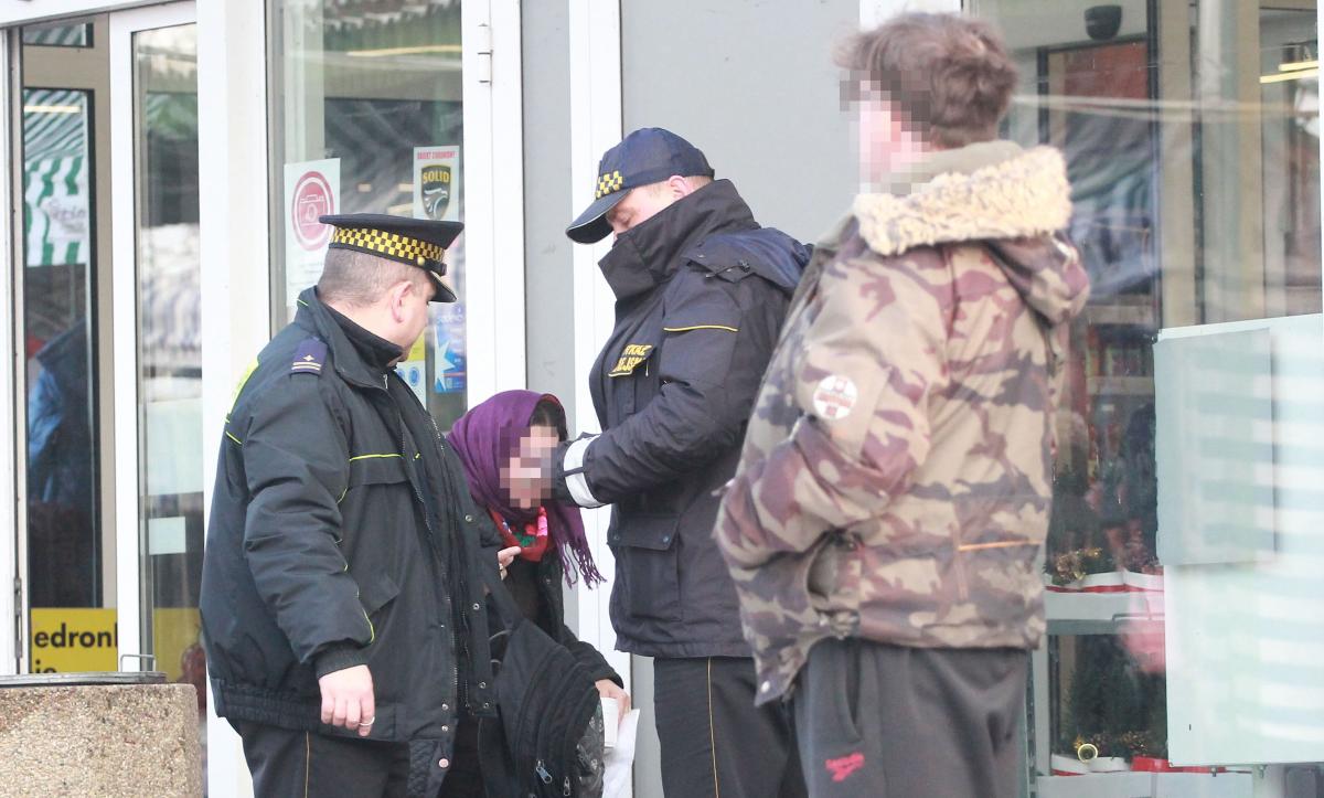 Gazeta Gryfińska: straż miejska rozbiła gang żebraków spod Biedronki