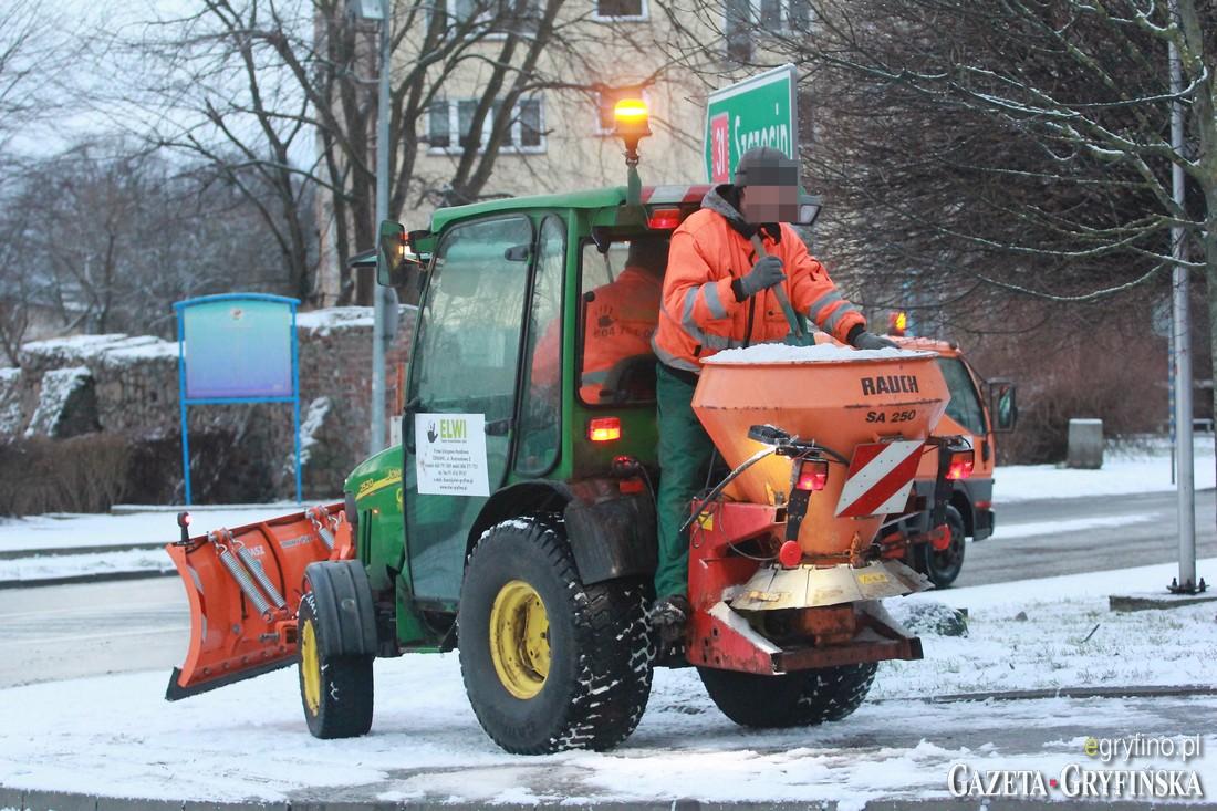 Gryfino zasypane. Złe warunki na niektórych drogach