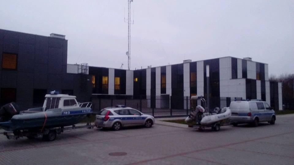 Policjanci wyszli z wody