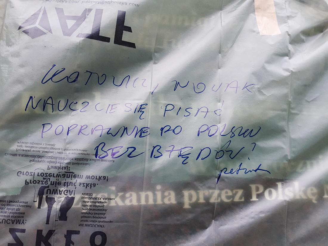 Dziennikarz nabazgrał przy tablicy na 100-lecie odzyskania niepodległości, a później napisał o tym artykuł. Nagrał go jednak monitoring