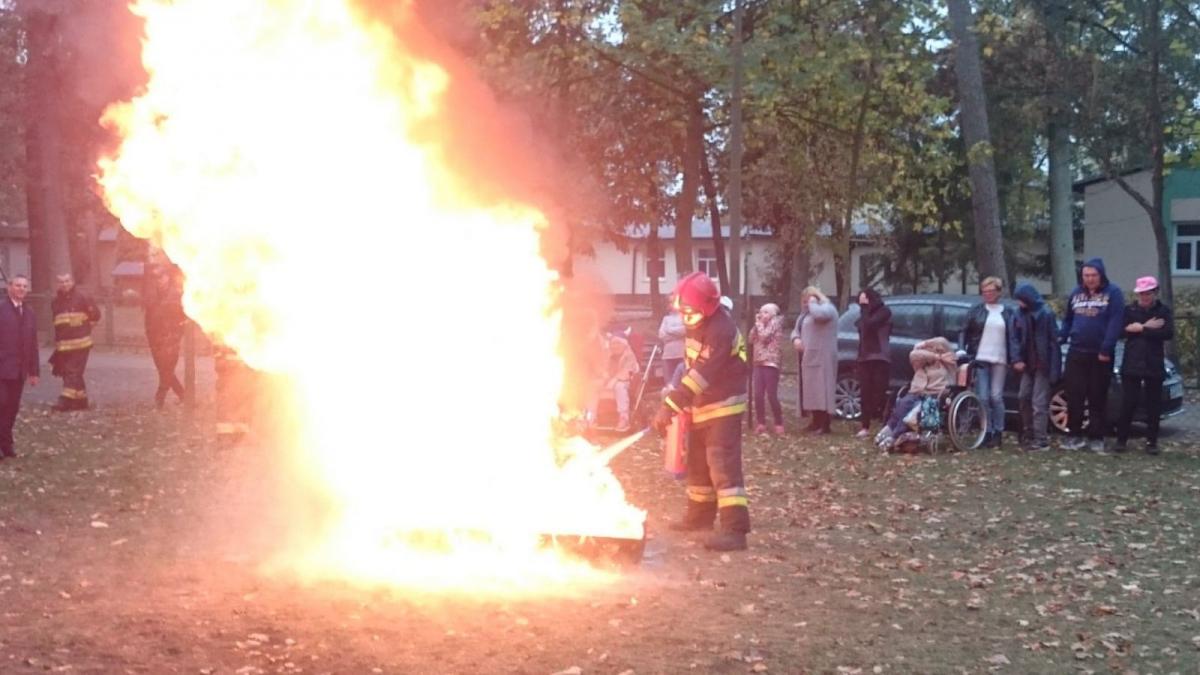 Ewakuowali szkołę, po czym przeszkolili kadrę i uczniów
