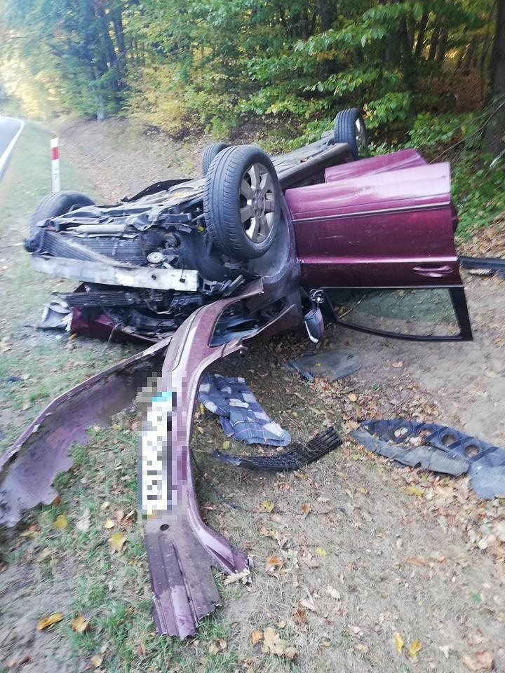 Mercedesem dachował na krajówce