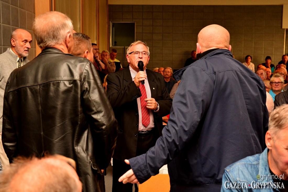 Walka o mikrofon i odwołanie prezesa [GALERIA]