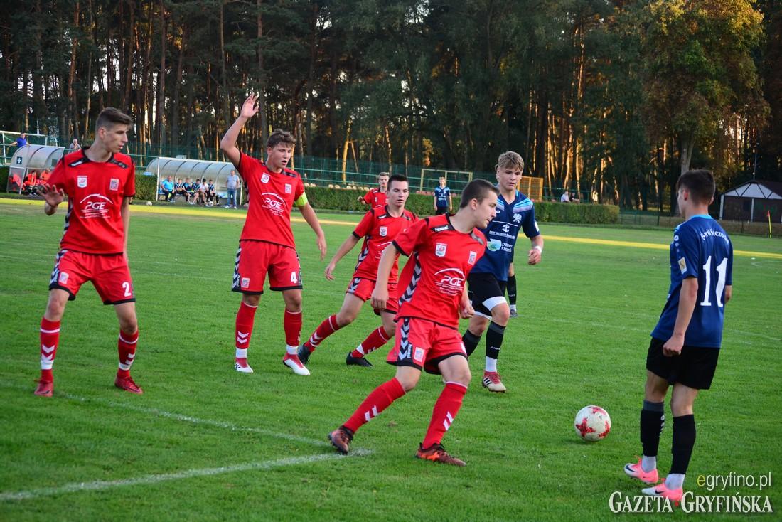 Derby gminy Banie. Iskra pokona Czarnych? [ROZKŁAD JAZDY]