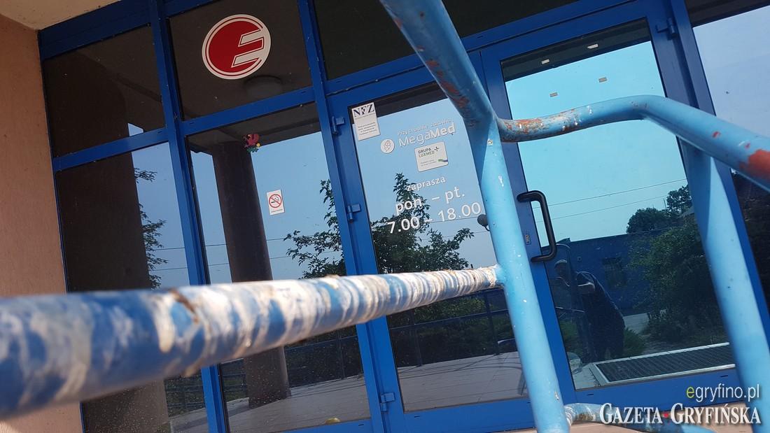 Co za syf! PGE nie potrafi zadbać o budynek po byłej przychodni