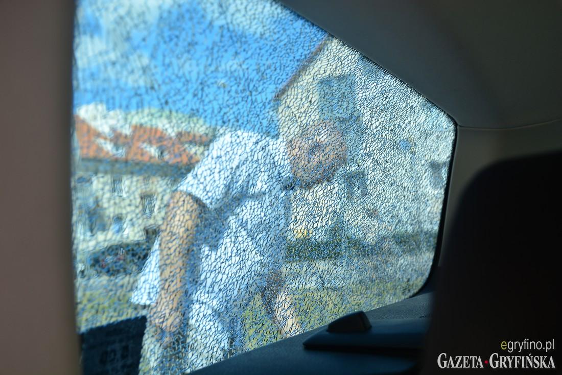 Podczas koszenia uszkodzili dwa auta w centrum Gryfina