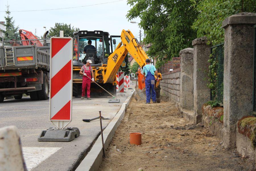 Robią jedną stronę chodnika przy ul. Krasińskiego