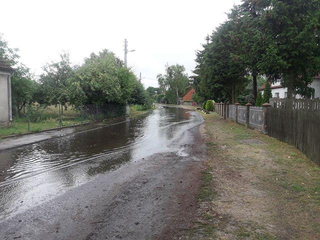 Droga w Nowym Czarnowie również zalana