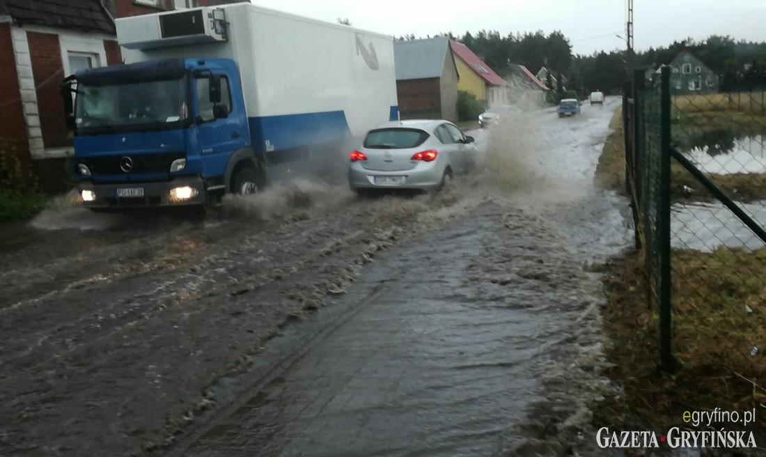 Droga w Krzypnicy całkowicie zalana [FOTO+VIDEO]