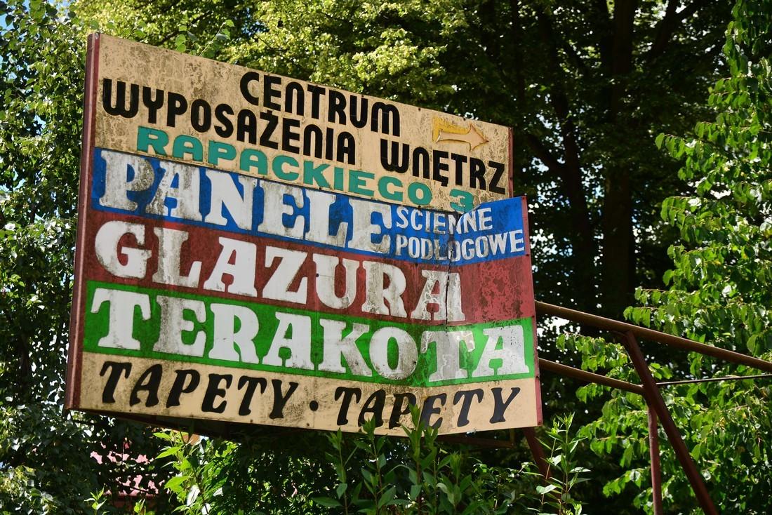 Brudny, zardzewiały, połamany szpeci! A tuż pod nim feeria barw