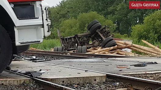 Maszynista żyje, a ruch odbywa się już normalnie [VIDEO Z WYPADKU]