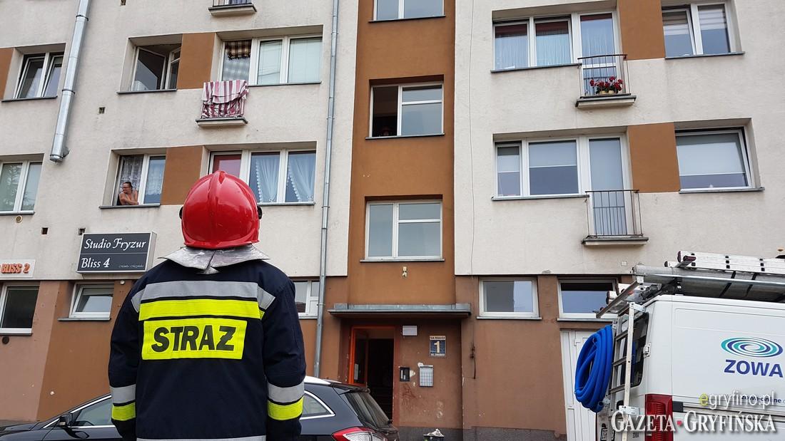 Kolejna próba samobójcza. Chciał skoczyć przez okno, ale powstrzymała go kobieta