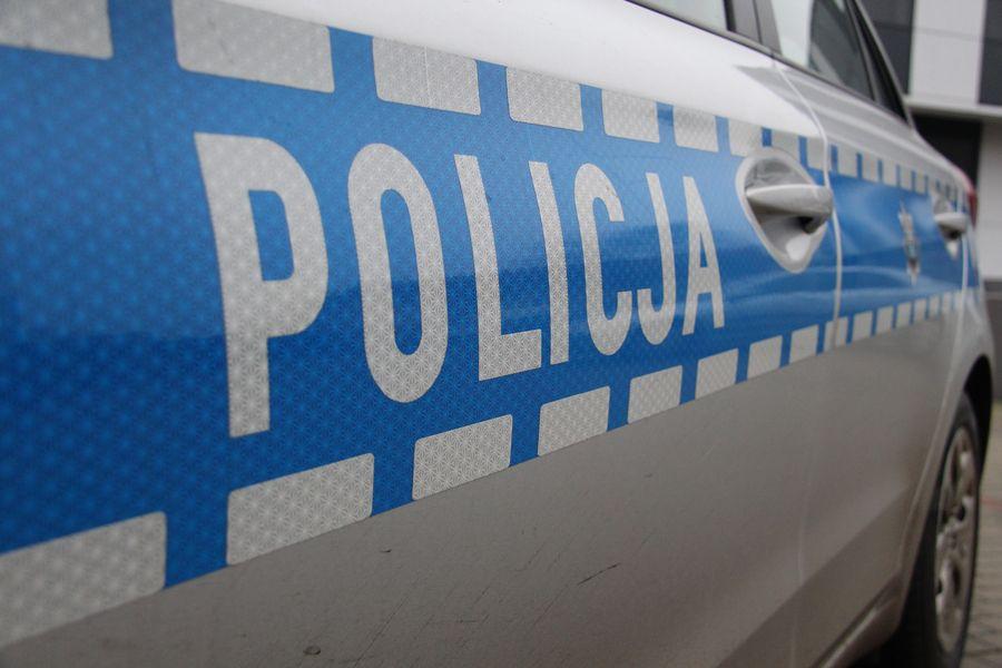 Samochód wypadł z drogi. Silnik leżał kilka metrów od pojazdu