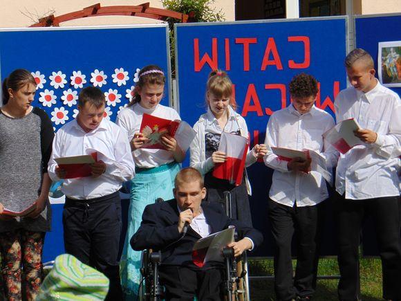 Uczniowie z Nowego Czarnowa przygotowali akademię z okazji Święta Narodowego Trzeciego Maja