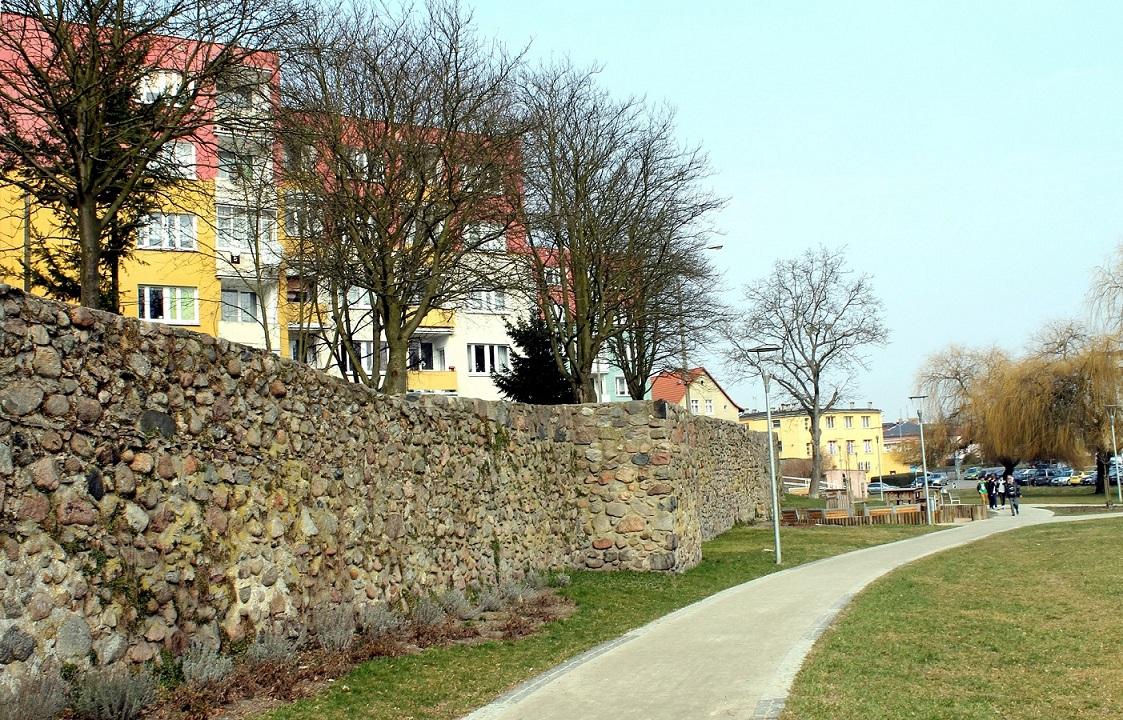 Tam mury nie runą