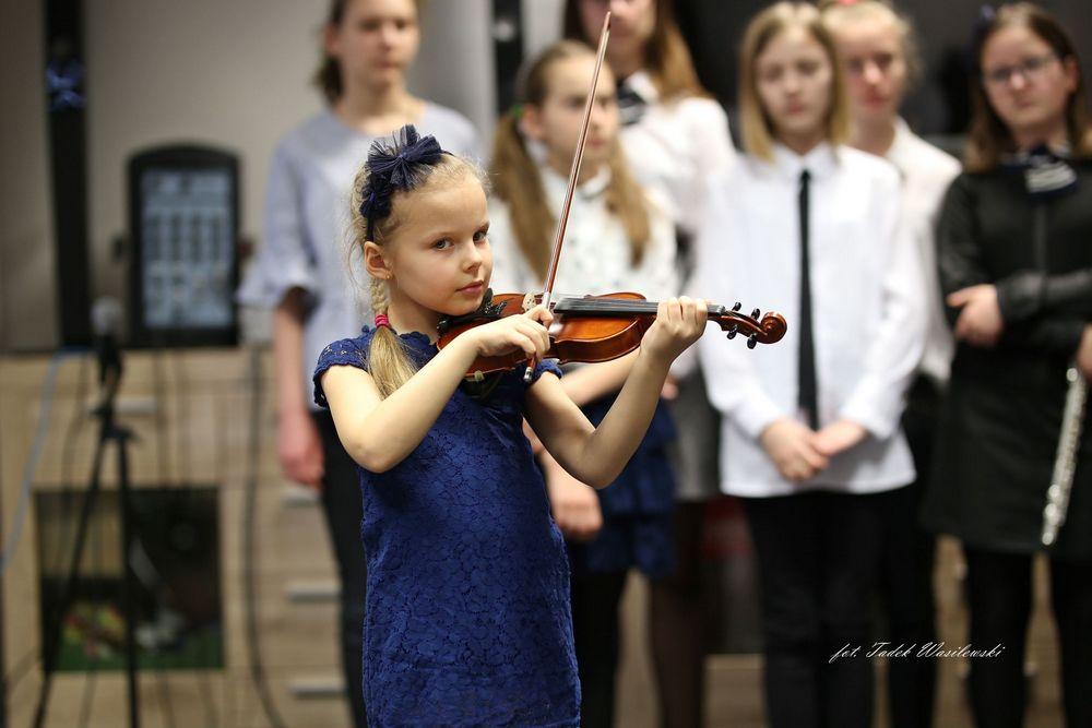 Młodzi artyści ze szkoły muzycznej grali u seniorów