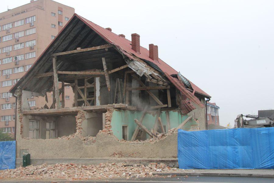 Wyburzają dom przy wieżowcach [GALERIA]