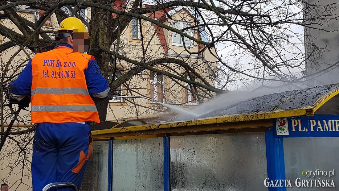 Wiosenne czyszczenie wiat przystankowych