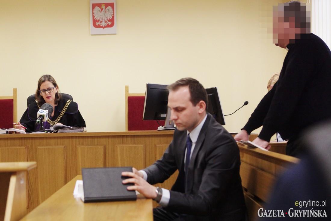 Henryk K. przed sądem. Ruszyła sprawa księdza oskarżonego o naruszenie nietykalności dwojga dzieci