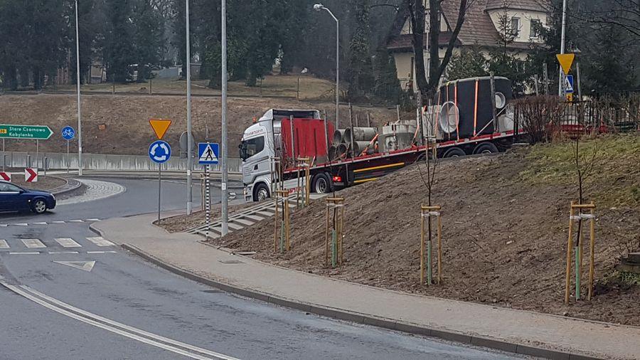 Mimo kilku znaków, TIR-y nadal wjeżdżają na 9 Maja