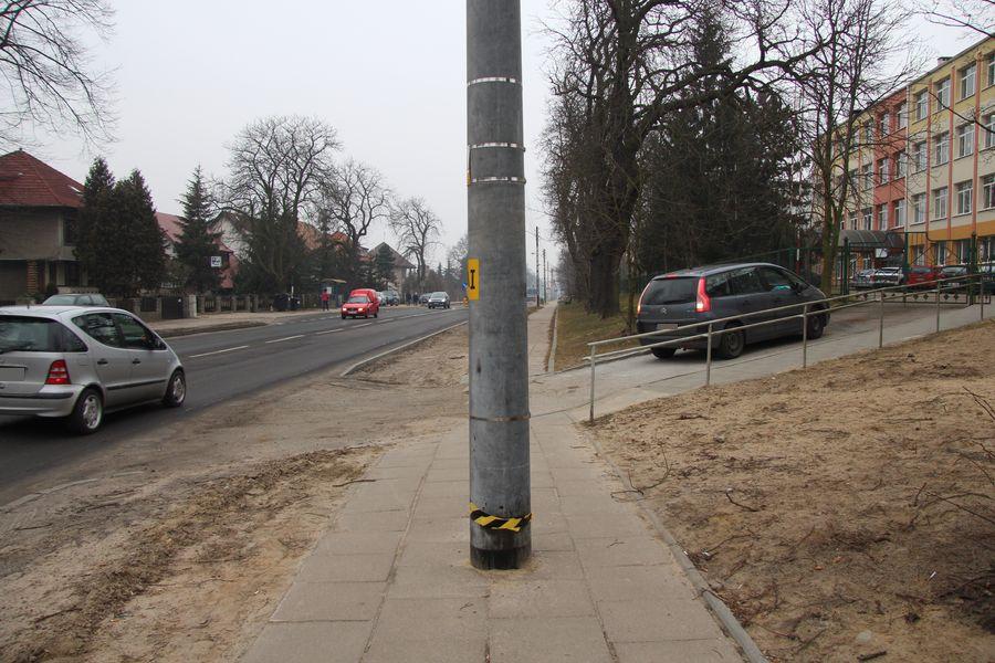 Idąc ze wzrokiem wlepionym w telefon, możesz nabić sobie guza
