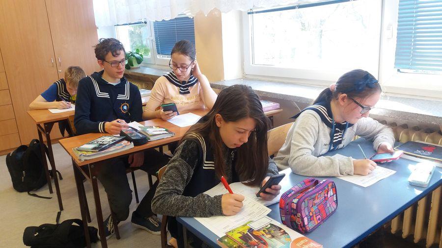 Na lekcji siedzieli z nosami w komórkach