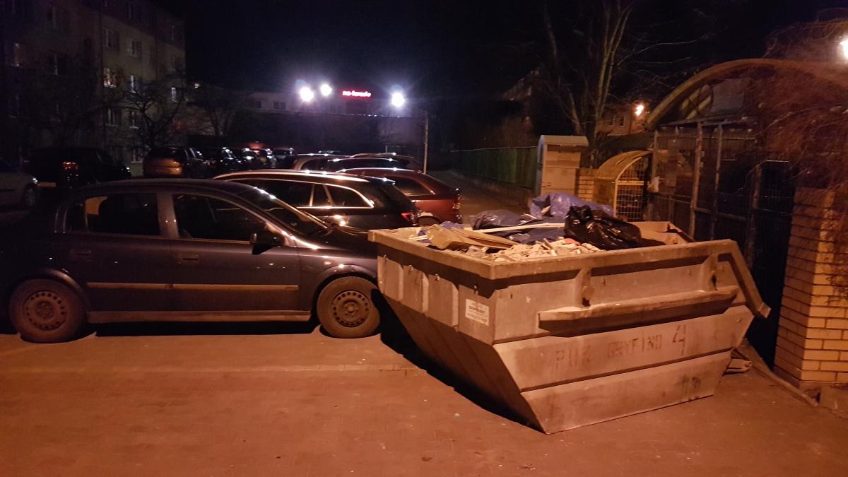 Kontener na chodniku