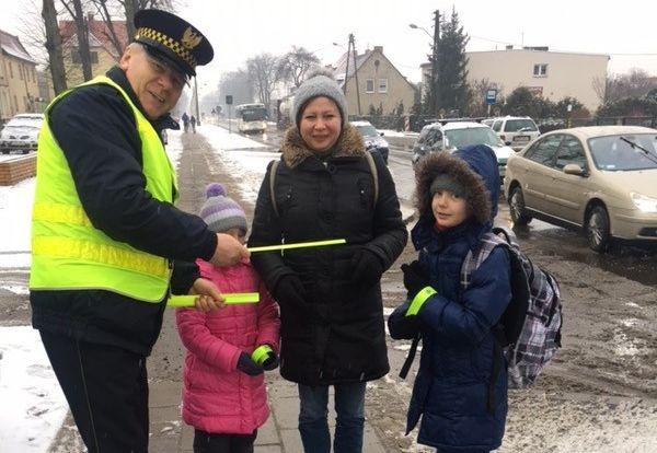 Policjanci i strażnicy wyszli na ulice rozdawać odblaski