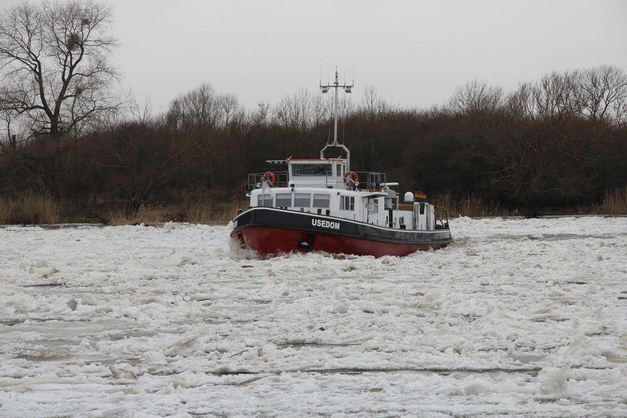 „Usedom” kruszy lód przy gryfińskim nabrzeżu [GALERIA]
