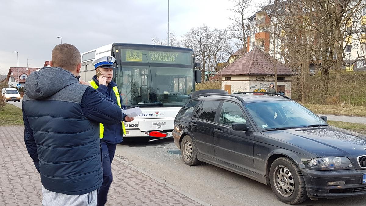 Kierowca autobusu, obywatel Ukrainy, spowodował kolizję. Policja zabrała mu prawo jazdy [GALERIA]