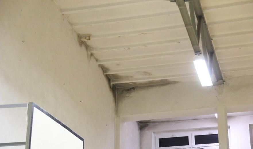 Czarne plamy nad głowami uczniów