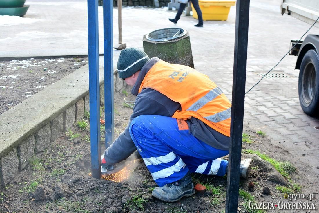 Przedsiębiorstwo Usług Komunalnych wycina tablice [GALERIA]