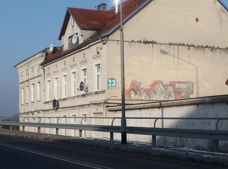 Nowe okna i likwidacja pieców - już niebawem zmiany w budynku przy moście