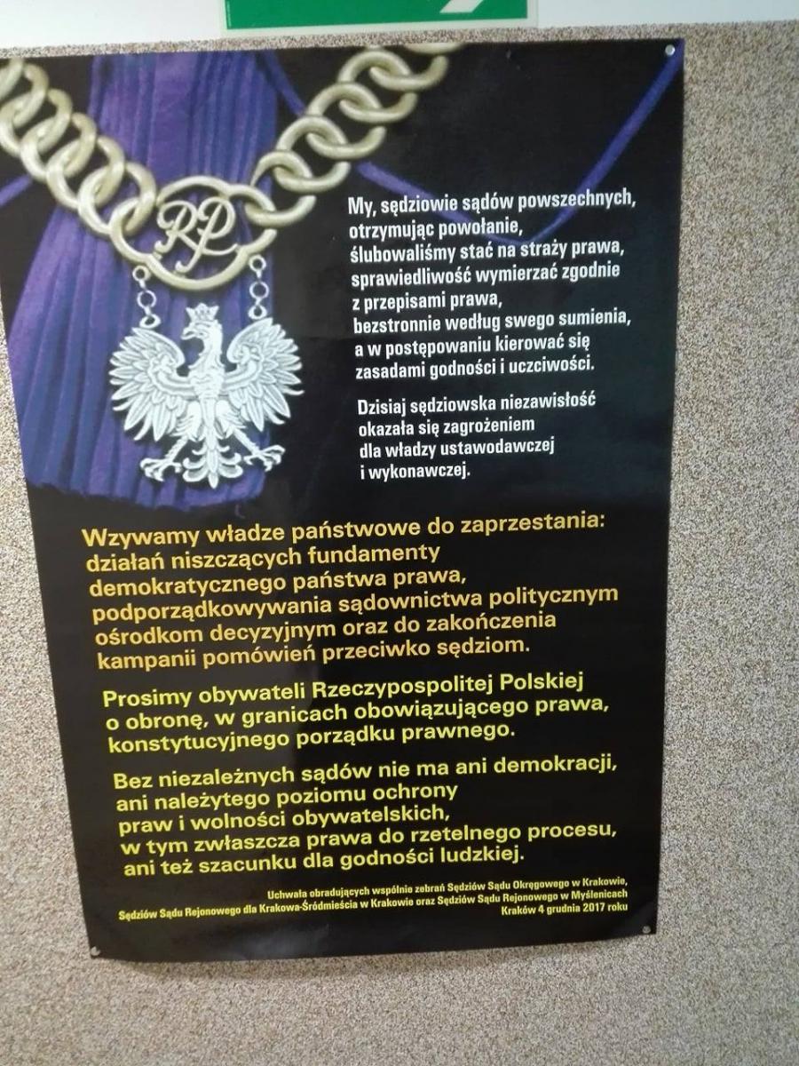 Apel sędziów na ulotce w sądzie