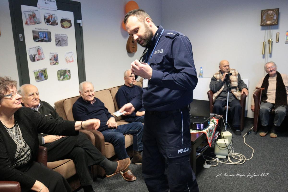Policja rozmawiała o zagrożeniach z seniorami