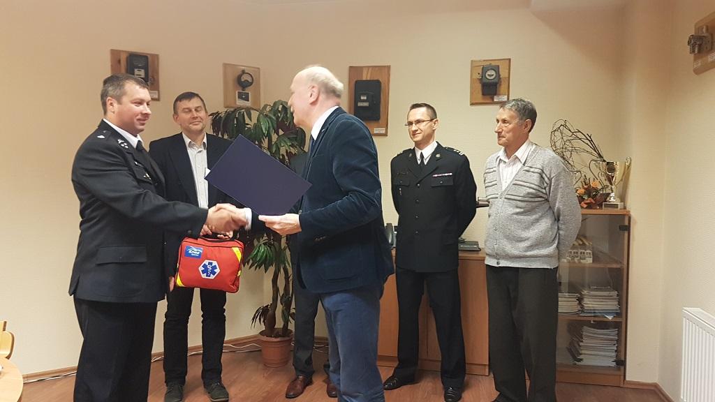 Strażacy-ochotnicy otrzymali podziękowania i sprzęt medyczny