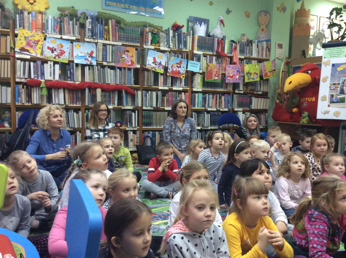 Ciekawski George i Żabki w bibliotece